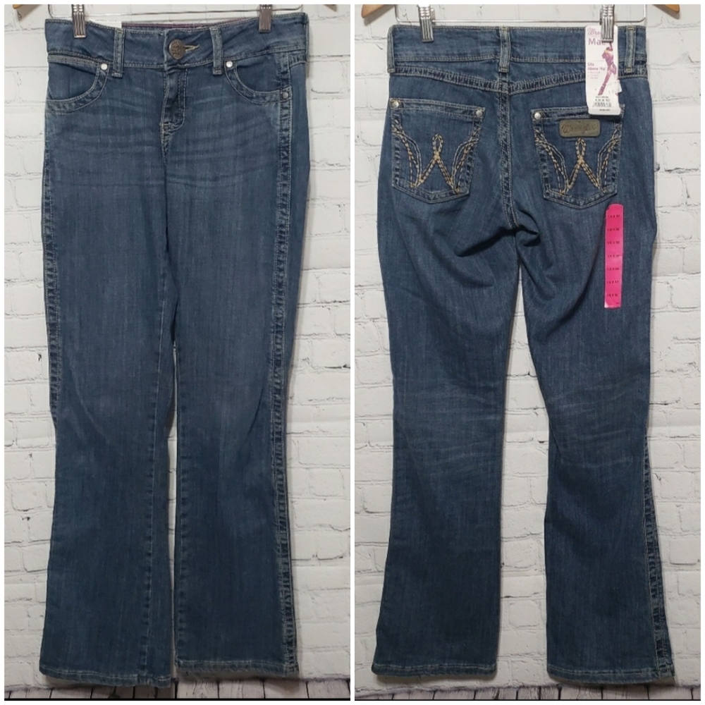 Wrangler NWT Premium Patch Sz 1/2 × 32 Mae Jeans